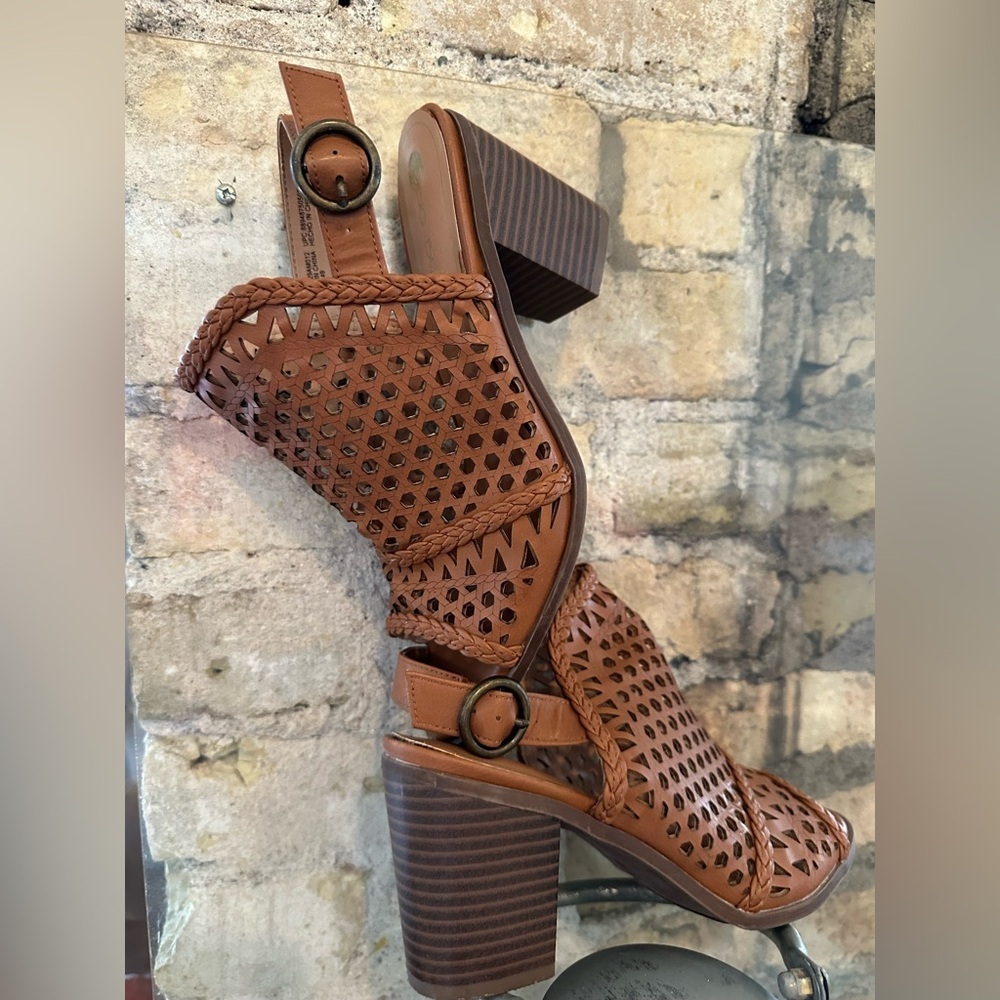 Big Buddha Womens Brown Perforated Vegan Leather Peep Toe Slingback Sandals